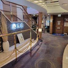 船内エントランス