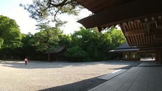 有名な三種の神器の一つ、草薙剣を祀った神社。