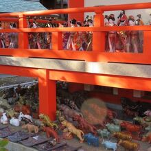 人形が並ぶ本殿です