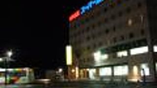 待合室はスーパーホテルの下にあります