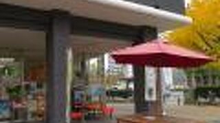 和歌山城の敷地内にあります