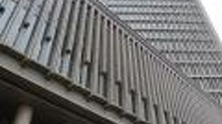 駅前の高いビル