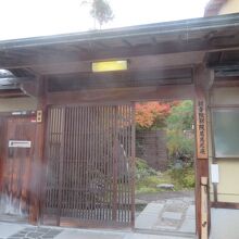 こちらの戸は開いてました