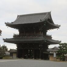 二階建ての山門です