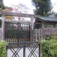 扉の隙間から中が見えます