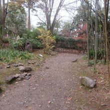 百人一首を張り付けた石があります