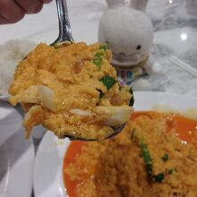 蟹の殻を取り外してくれています。