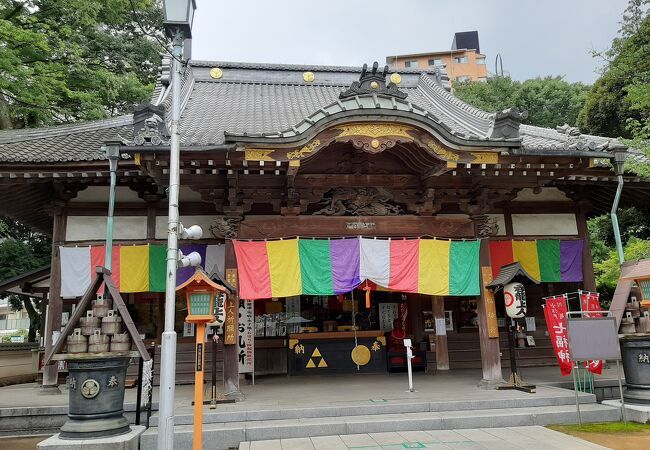 赤いおびんずる様がいる立派なお寺