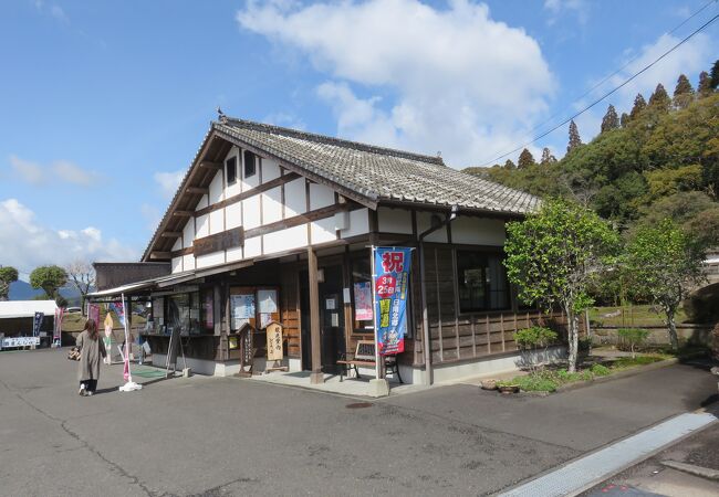 駐車場横にある・・・