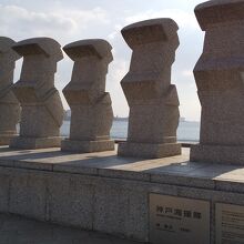 海の近くに建つ海援隊の碑