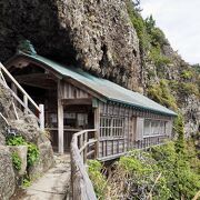 断崖絶壁に建つ神社