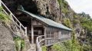 断崖絶壁に建つ神社