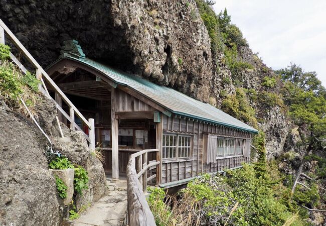 断崖絶壁に建つ神社