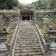 裏の神峰神社までも急な石段が･･･