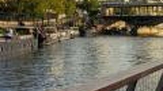 セーヌ川クルーズ船はこの橋前でUタウンして船着き場に戻ります