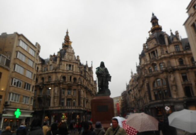 ルーベンスの銅像が在る広場
