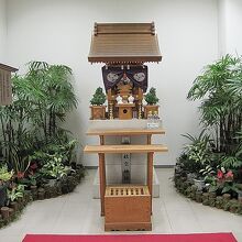 ビルの一部屋が神社になっています