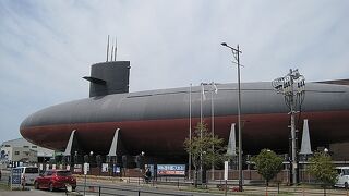 大きな潜水艦が目印です。