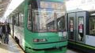 この駅は混みますね。