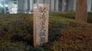 植え込みに埋もれて。