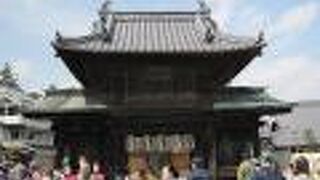 厳島神社を出ると目の前に現れる大願寺