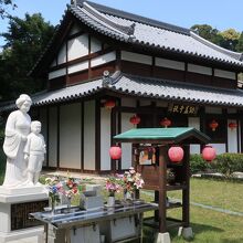 母子の像と生家跡