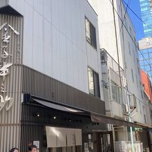 建物に大きく店名があるのでわかりやすいです。