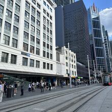 タウンホールの前で