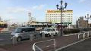 JRの駅のロータリーの横。