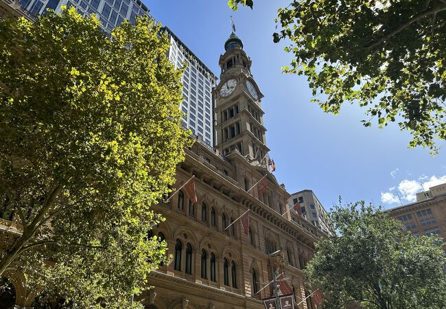 大きな時計台がシンボル