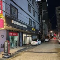 ラブホテル街のハズレに立地