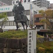 JR琵琶湖線彦根駅西口を出るとまず目につくのが彦根藩祖井伊直政公の騎馬像です。