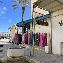 服屋の向こうにグランド・モスクが見えるカフェで初のお茶