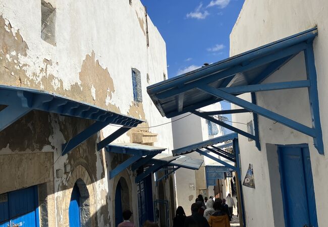 港の方へ向かって降りていく狭いけれど青空と海が見える旧市街