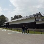 彦根城の南東にある京橋から入城するとすぐ左手にある彦根藩家老の屋敷です。