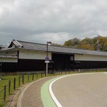 京橋側から見る旧西郷屋敷長屋門