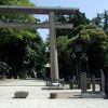 かつては広大な神域を誇ったが、現在では縮小されたとはいえ森が茂る丘