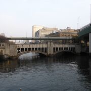 フェスティバルホールの南側に架かる歩行者専用橋