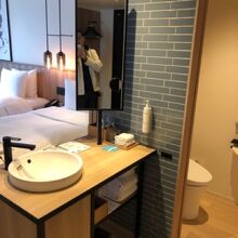 シャワーだけでバスタブはありません