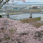 東日本大震災発生時には多くの人々が避難した高台の公園。春には桜の名所になります。