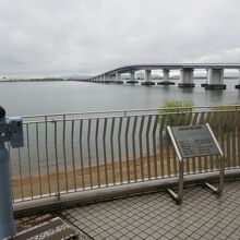 2階展望バルコニーから見る琵琶湖大橋