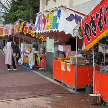 お花見が解禁になって、露店が並んでいたり...、