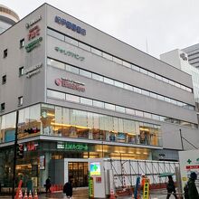 ビルの前では絶賛工事中です