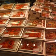 地物を中心とした魚介を売るお店がたくさん