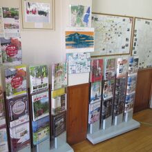 坂本観光案内所内部。観光用の資料がたくさんあります。