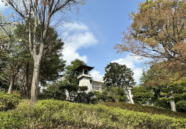 野毛山公園の中にある記念塔