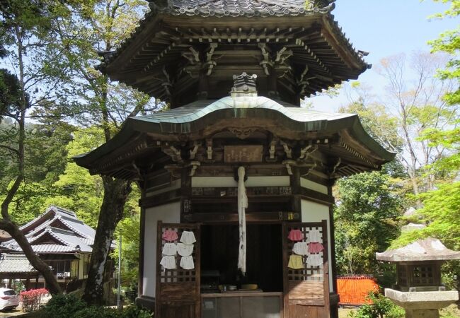 日吉大社の参道に入るところにある六角形のお堂です。
