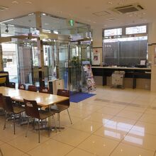 東横イン京都琵琶湖大津ロビーの様子。