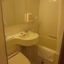 一体型の洗面・トイレ・バスです。浴槽はやや大きめです。