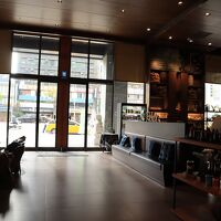 フロントの隣にカフェあり